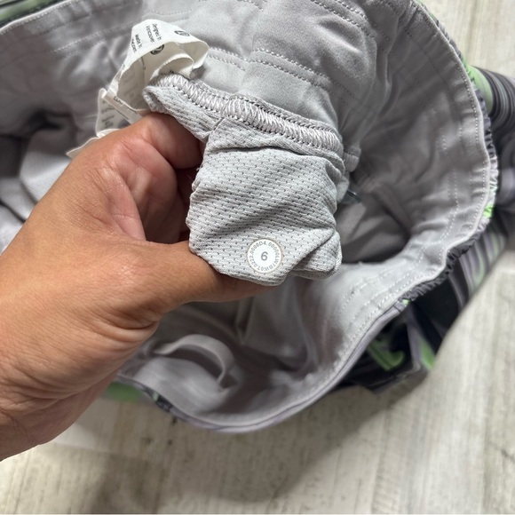 Lululemon Hotty Hot High Rise 4” Shorts Size 6 - Picture 6 of 7